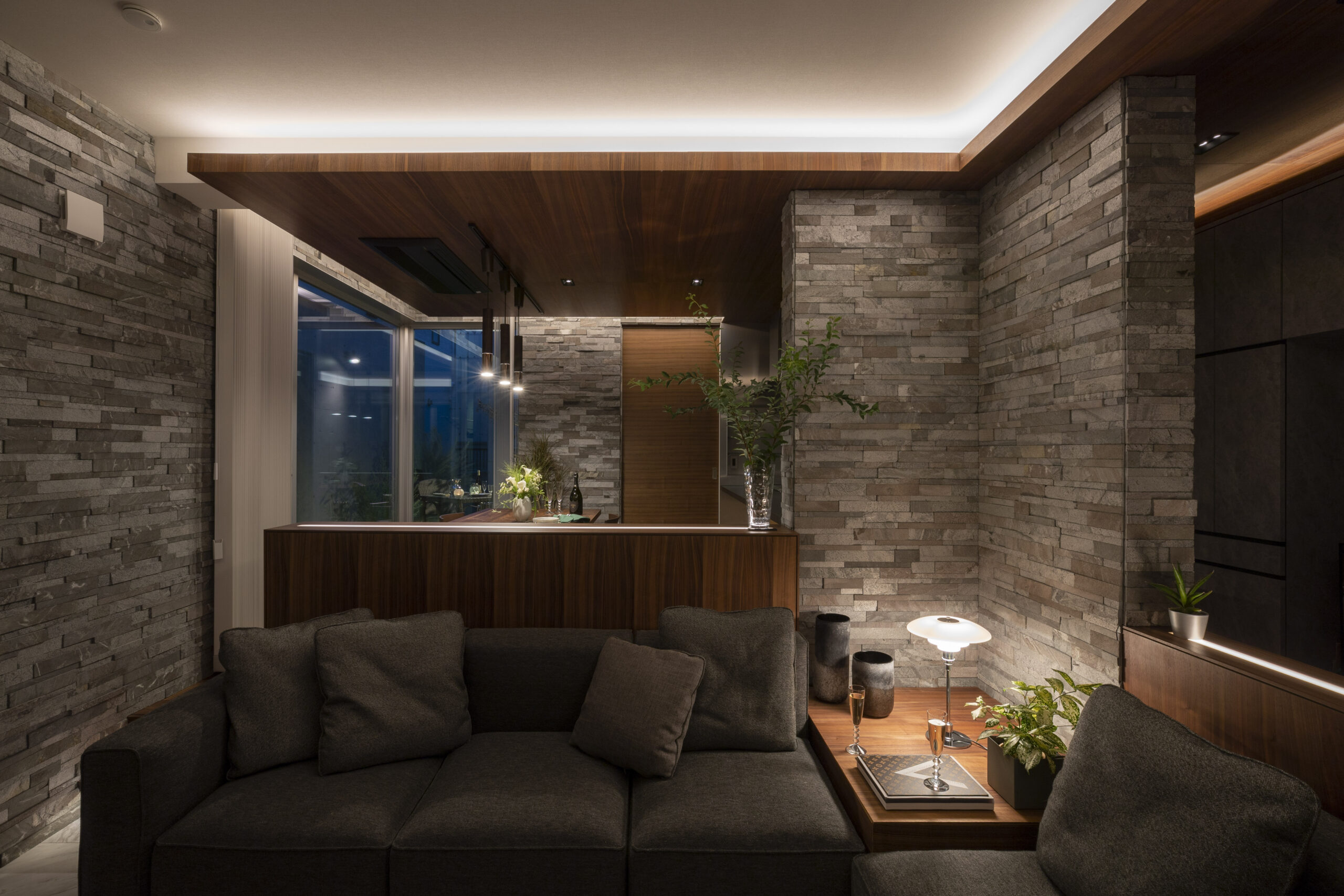 天然石と無垢の木の風合いにくつろぐRCの家