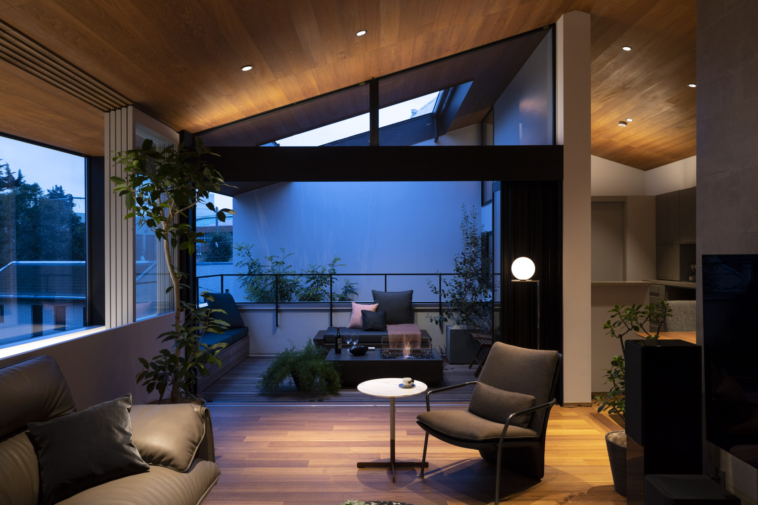 内と外が美しく連なるボーダレスな開放感のある邸宅