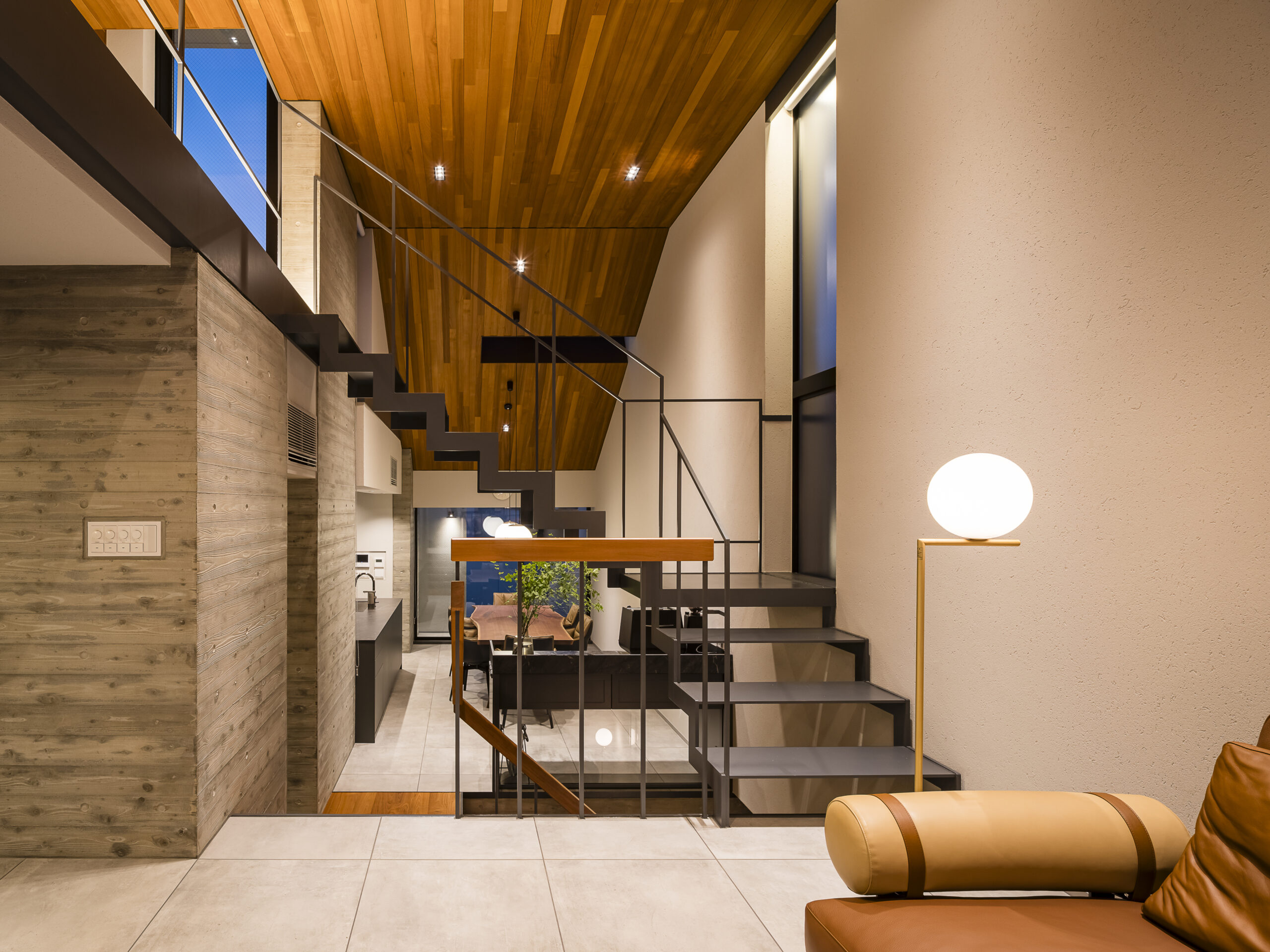 吹き抜けとスキップフロアが繋ぐ重層的な邸宅